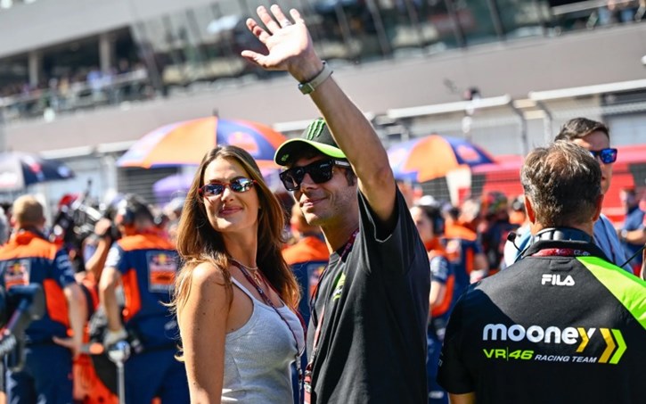 O Valentino Rossi και η Francesca - Sofia Novello αποθεώθηκαν από τους θεατές
